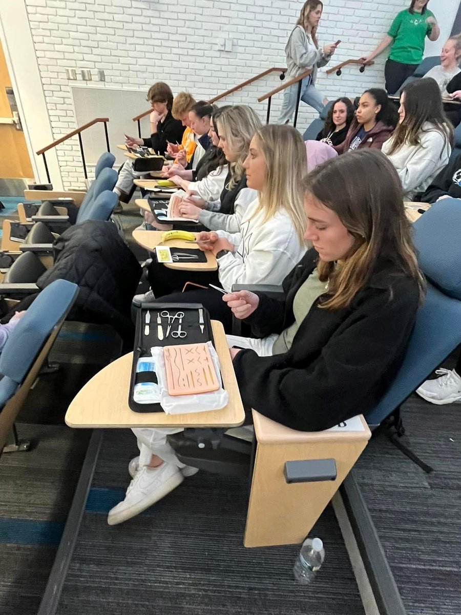 3_MRB_USAREC's tweet image. Check out our Akron, OH Medical Recruiting Station in the field at Kent State University. The team met with @Phi Delta Epsilon a college medical fraternity. Reserve Medic SGT Johnathan Baker joined them for an advanced suture clinic. 

#OutInTheField #PHIDE