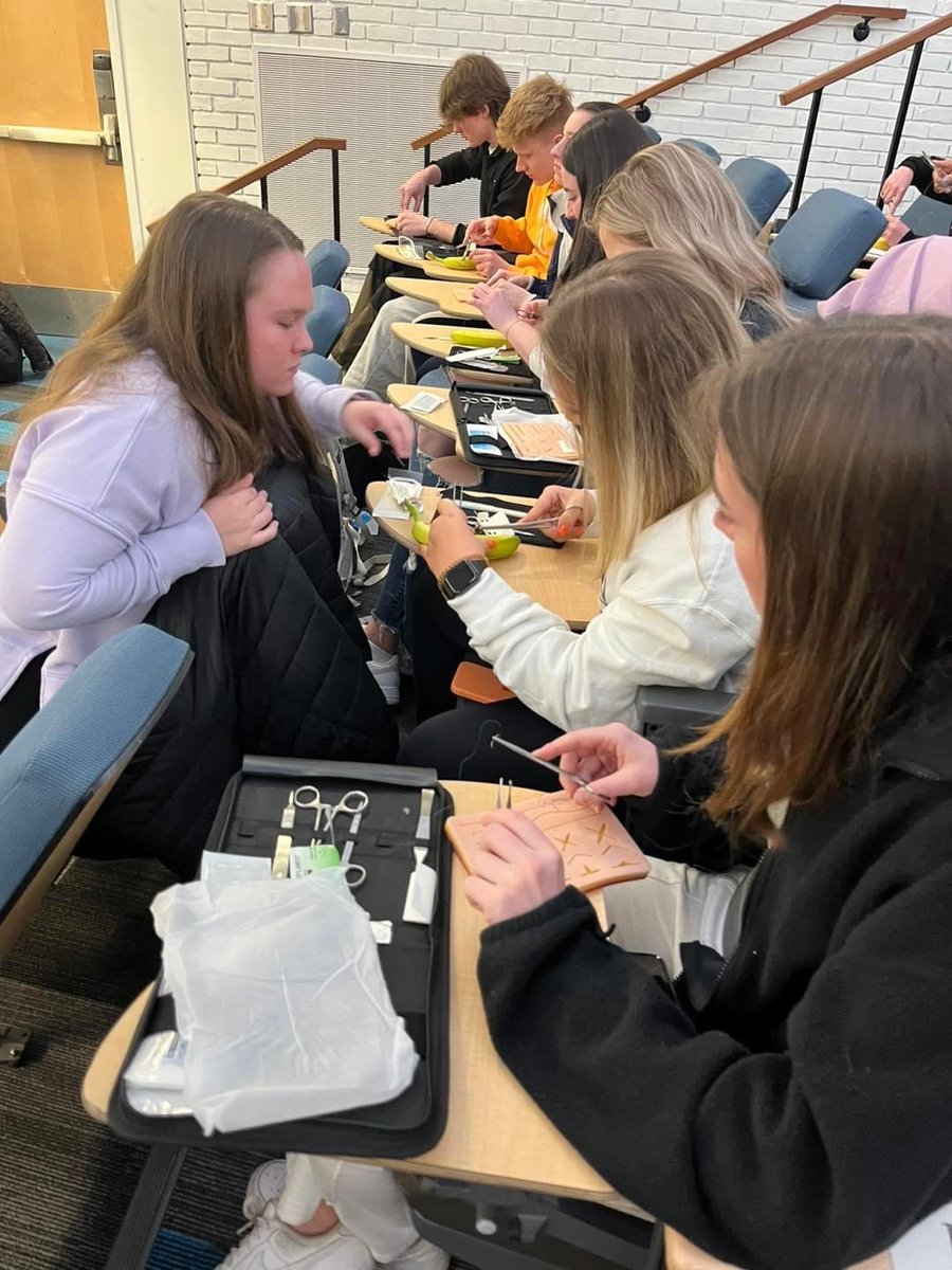 3_MRB_USAREC's tweet image. Check out our Akron, OH Medical Recruiting Station in the field at Kent State University. The team met with @Phi Delta Epsilon a college medical fraternity. Reserve Medic SGT Johnathan Baker joined them for an advanced suture clinic. 

#OutInTheField #PHIDE