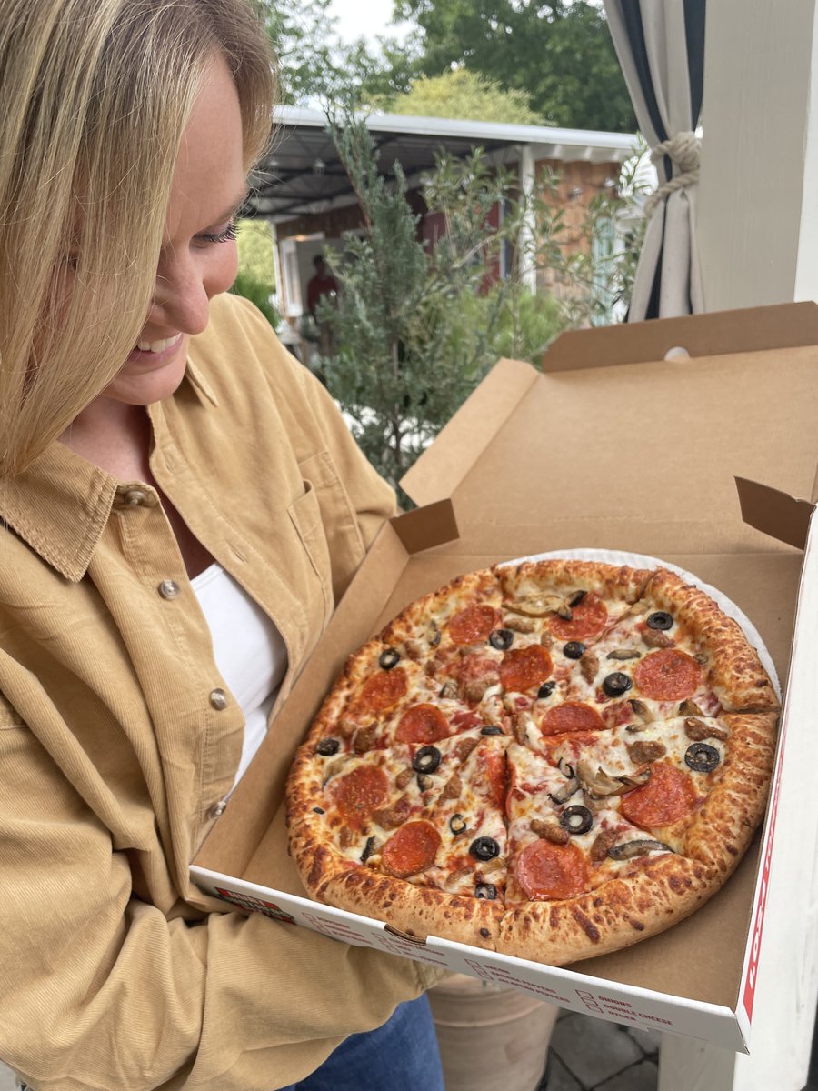 We all know someone who looks at their pizza like this. 😍