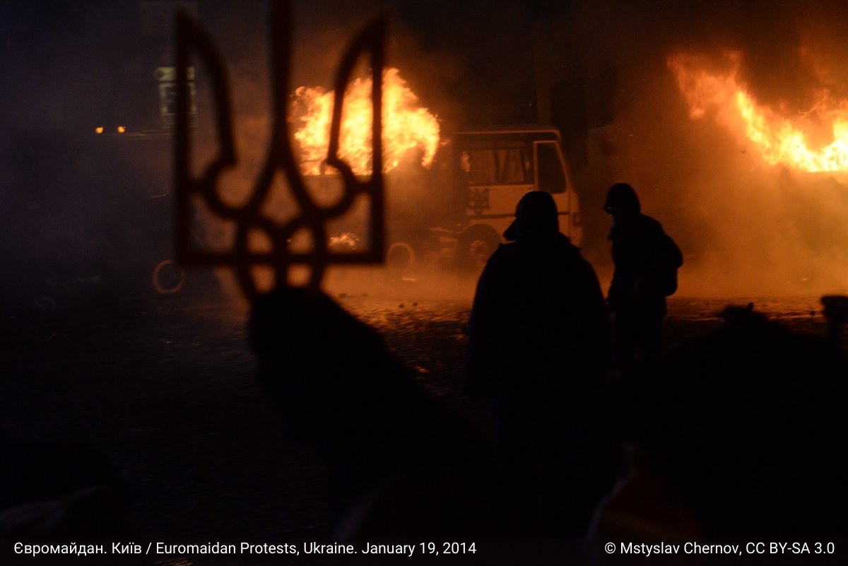 🏆💔 1st Oscar for Ukraine - <a href="/mstyslavchernov/">Мstyslav Chernov</a> and his @20daysmariupol received an award for ‘Best Documentary Feature Film’ from <a href="/TheAcademy/">The Academy</a>. We all, just like Mstyslav, would have rather lived in a world without the reason for the movie to exist - but no such luck