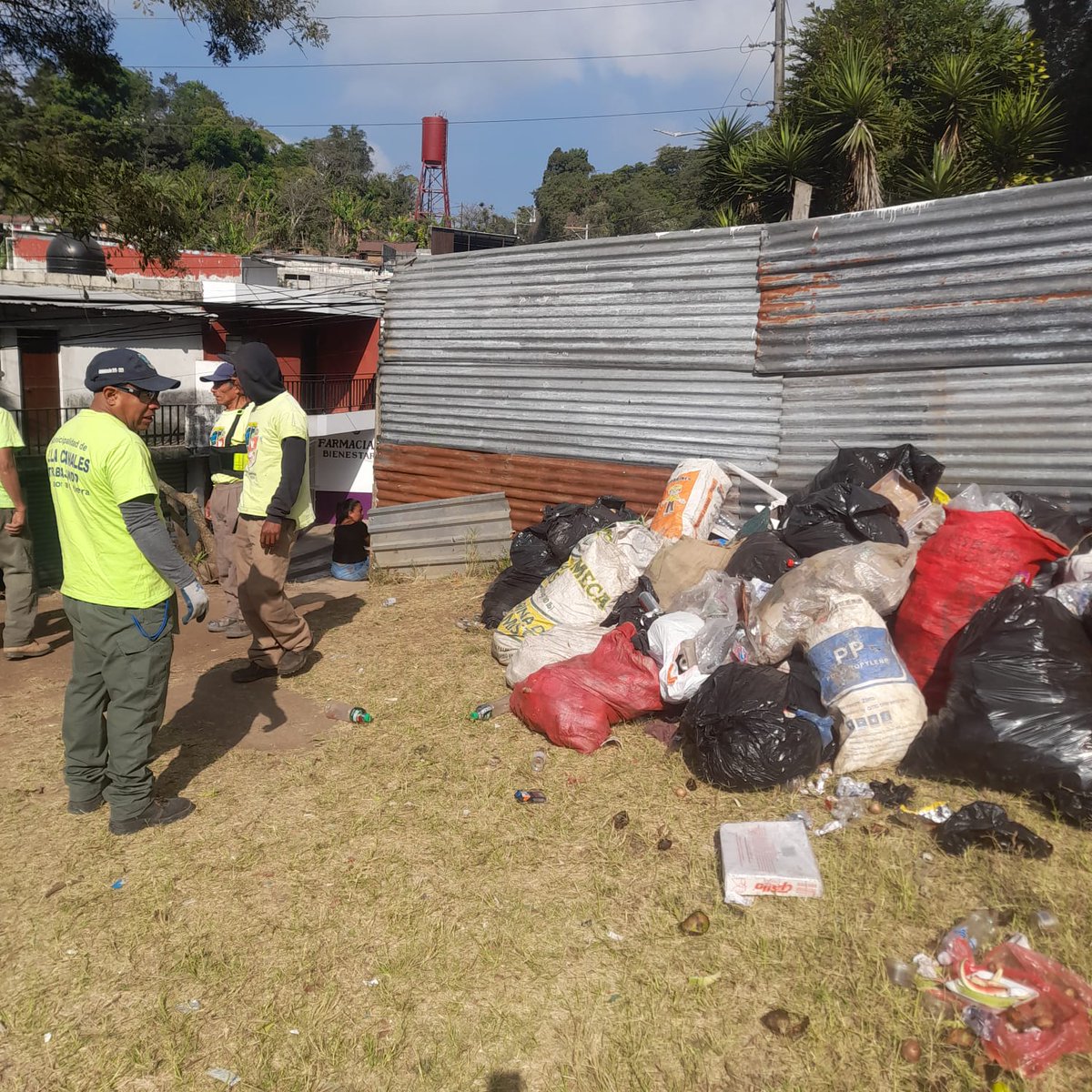 MUNIVCANALES's tweet photo. ¡Limpieza en Tapacún!

Cada vez son más las aldeas que se unen y realizan jornadas de limpieza en el Municipio, el Tapacún es uno de los lugares donde la municipalidad recogió la basura recolectada por los vecinos del lugar.

¡Trabajamos de la mano con usted!

#MuniVillaCanales https://t.co/92Xi9IjCSw