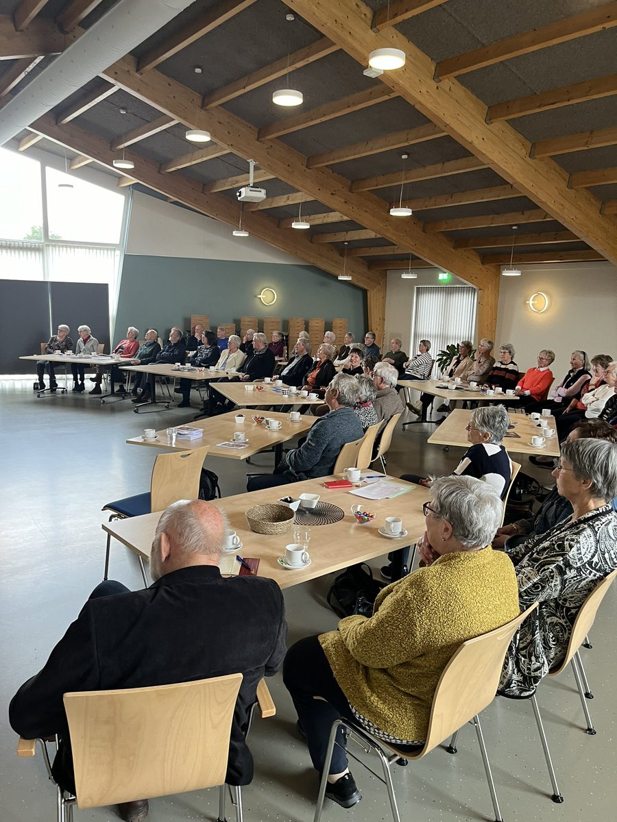 De ouderenbond in Workum middagje bijgepraat over fietsen. E-Bikes, autoluwe binnensteden, fietsspiegels, helmen, doortrappen, zadelhoogte, knelpunten, fietspaaltjes, het Cornelis Lelypad, etc. Etc.