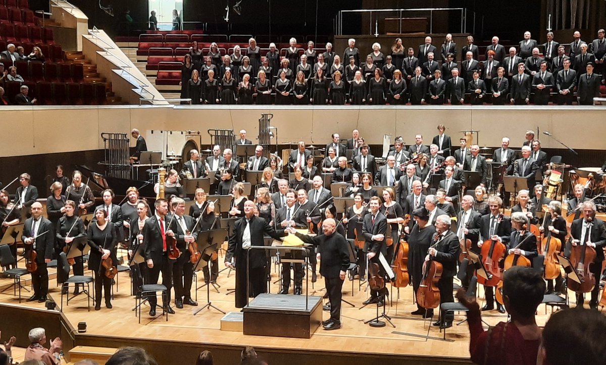 A fantastic performance from the MDR Sinfonieorchester and Rundfunkchor yesterday at the Gewandhaus, Leipzig with the world premiere of @ThomasLarcher7's new work Love and the Fever👏