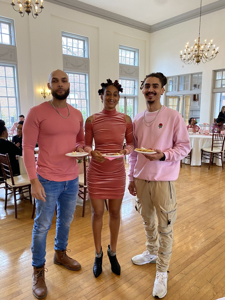 🌸 2 of my 1st cousins I grew up with 🌸 

@_mir_fit_ @zaysenpai_ 

#home #cousins #family #philly #snow #party #birthdayparty #love #pink #heartchakra #heartchakraactivation #pinkparty #leveringmilltributehouse #auntsbirthdayparty