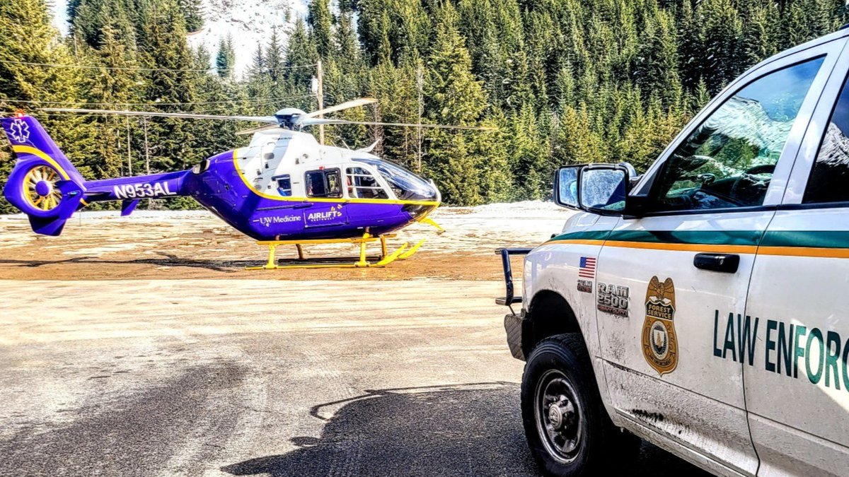 Airlift 3 on a scene flight to Crystal Mountain over the weekend. Thanks to our partners on #cryatalmountainskipatrol and #skimedic for the partnership! Photo Credit: Andrew Longstreth