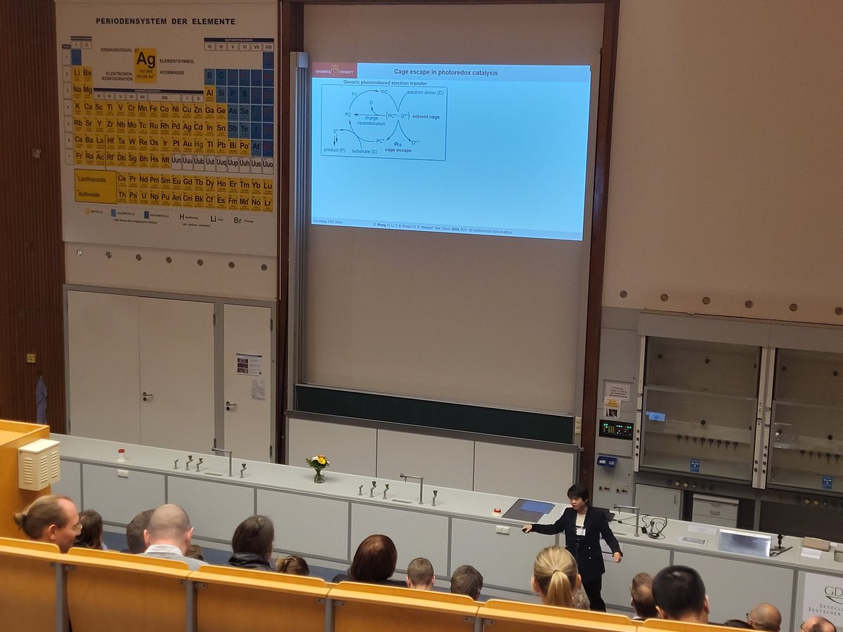 Insights on the use of photoactive chromium complexes for photocatalysis are presented by @_CuiWang (Osnabrück), @thiemechemistry journals awardee 2024, at #Chemiedozententagung in Aachen. #cdt2024