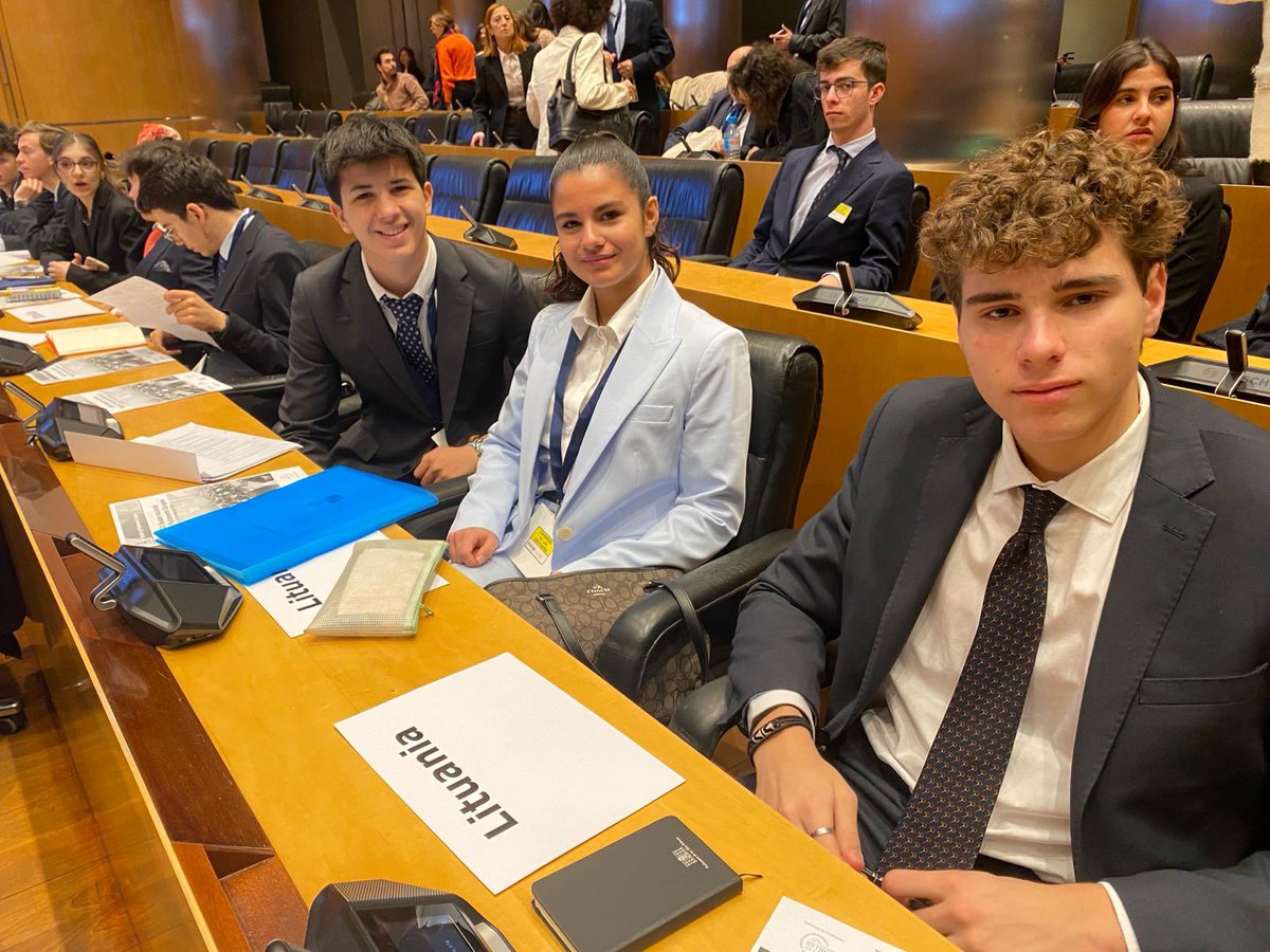aitorarriaga_b's tweet image. 🇪🇺 Eduquem en la democràcia europea participant al @MEP_Spain amb el @manyanetcorts És una oportunitat única que enriqueix el Batxillerat i les bases per conquerir el futur. Molt orgullós dels meus alumnes #josocmanyanet #familiamanyanet #juntsiambesperança