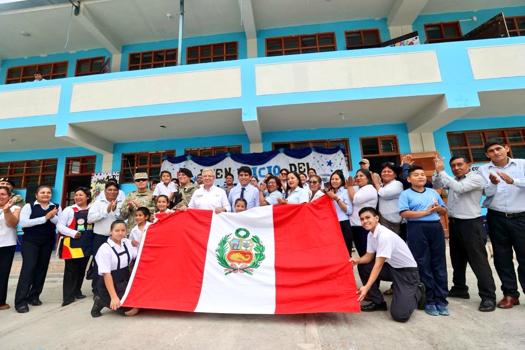 MindefPeru's tweet photo. 🔴#PATAZ Como parte del compromiso del Gobierno con la educación, el ministro Walter Astudillo, junto al jefe del @CCFFAA_PERU, preside ceremonia “Buen Inicio del Año Escolar 2024”, la I.E. N° 80743 "Santo Tomas de Aquino", en el centro poblado Valle de Vijus. #VolvemosAlCole🏫📚 https://t.co/74JbedMRdl