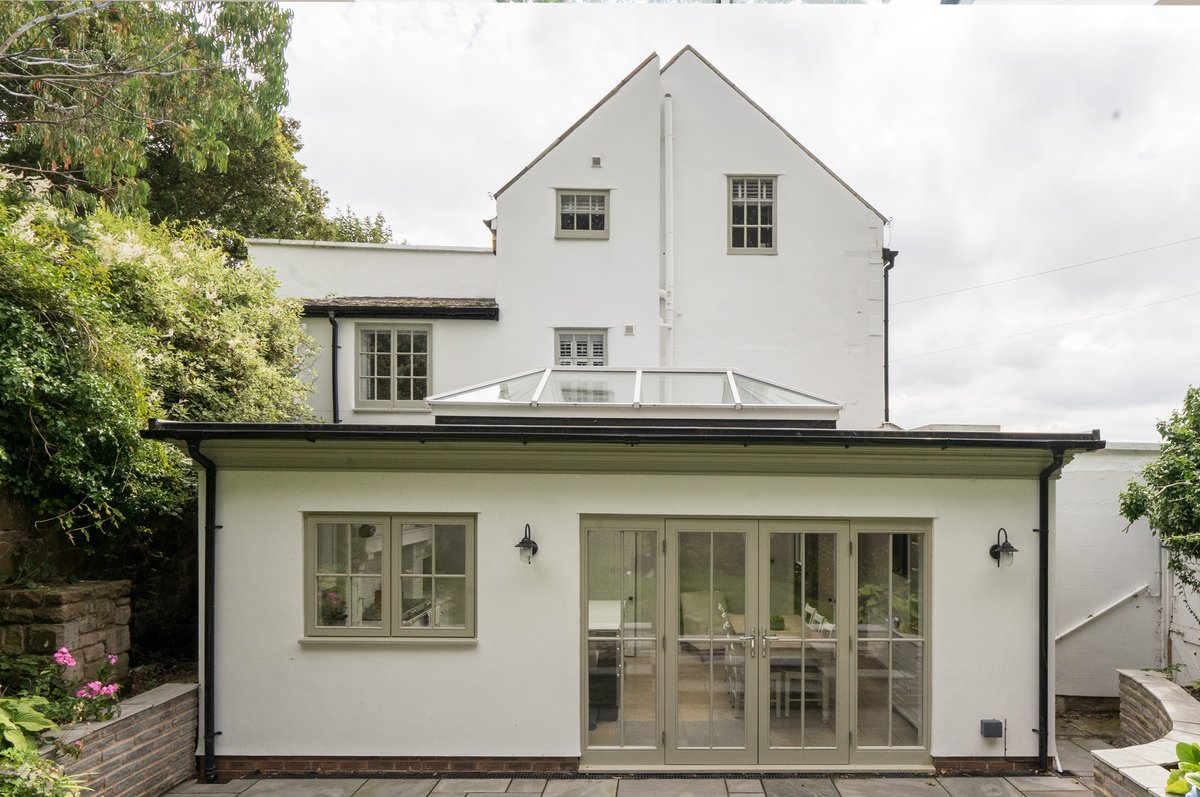 A look back at one of our flat roof extension projects, featuring an aluminium lantern and timber doors.

johnknightglass.co.uk/case-studies/f…