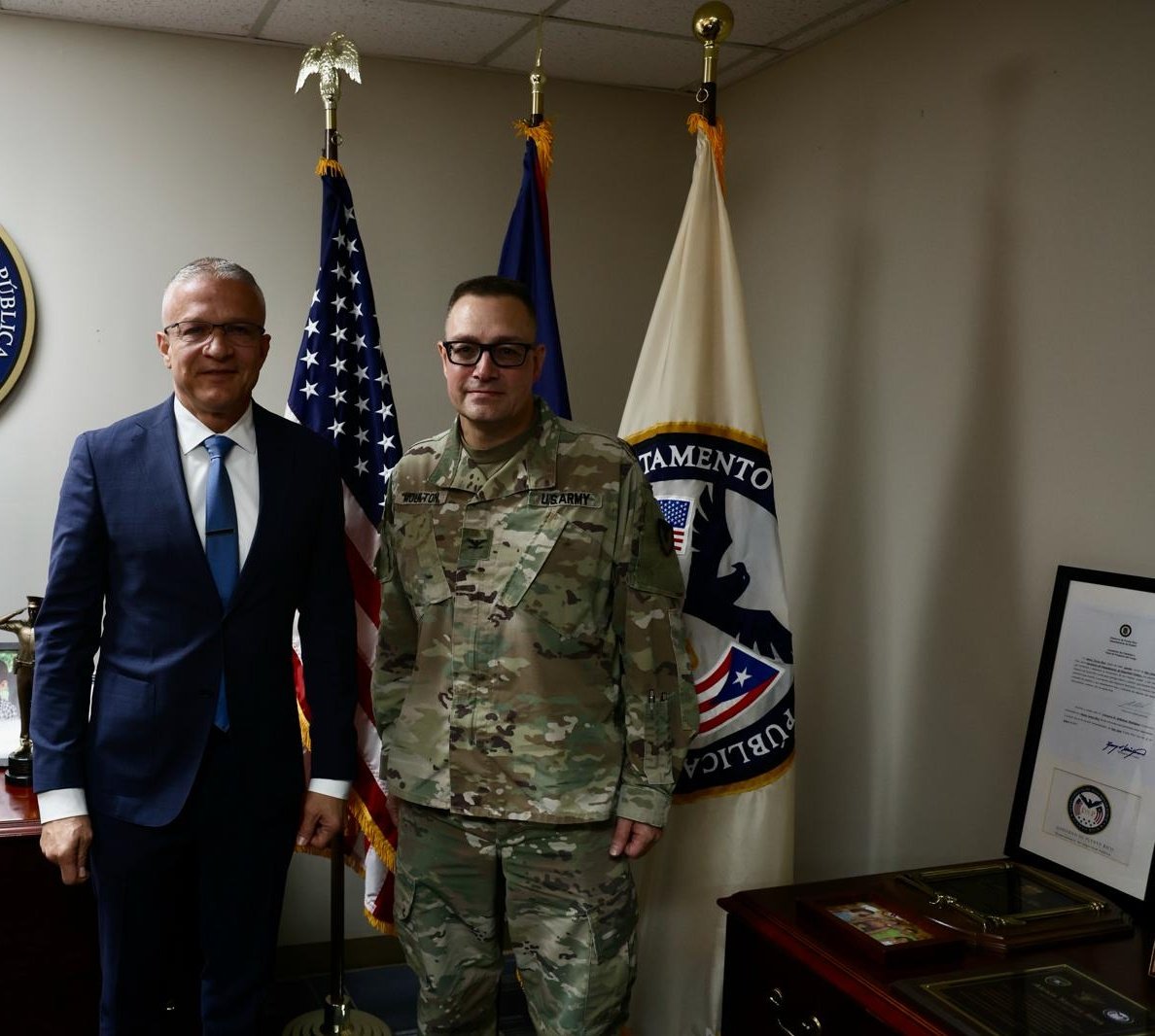 Esta mañana recibí al coronel Charles N. Moulton, comandante del @USAGFtBuchanan para discutir futuras alianzas y colaboración entre el componente de seguridad estatal y el federal.