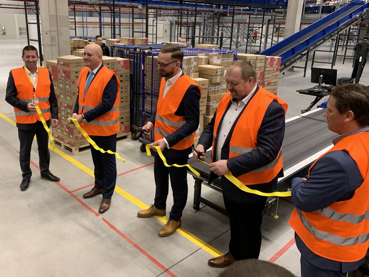 Ceska_posta_sp's tweet image. V třídicím centru v Mošnově byl dnes do ostrého provozu uveden nový balíkový stroj, který je schopen automatizovaně vytřídit až 13 000 balíků za hodinu.
Více: ceskaposta.cz/-/balikovna-za…

#ceskaposta #balikovna #transformace #mosnov #logistika #baliky