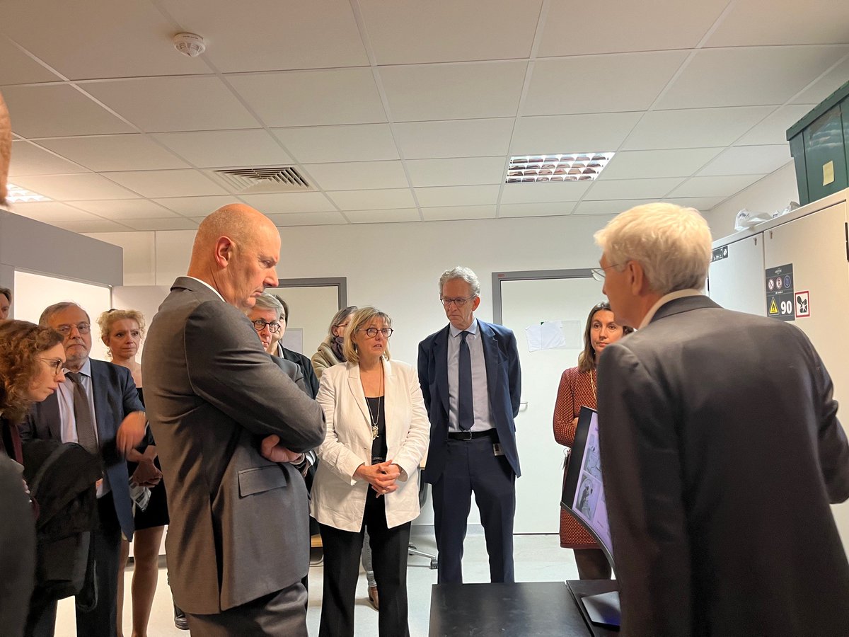 Sorbonne_Univ_'s tweet photo. 🧠 Dans le cadre de la Semaine du Cerveau, le doyen de la @FaculteSanteSU, Bruno Riou, et le directeur général de l'ICM, Alexis Brice, ont accueilli la ministre @sretailleau à l’@InstitutCerveau, fleuron international de la recherche en neurosciences ! #SDC2024 https://t.co/DWhR0dMQBM