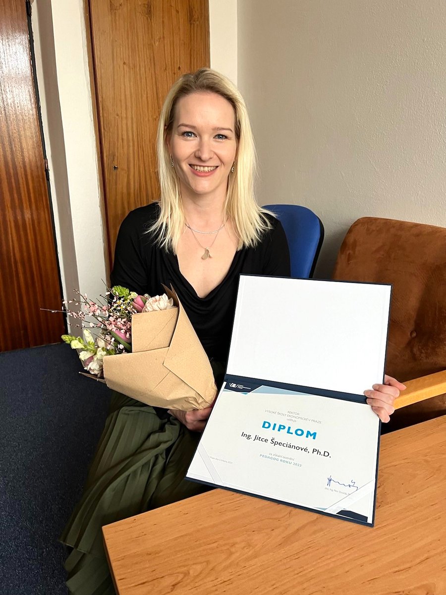 RILSA_research's tweet photo. Rektor @vsecz ocenil nejlepší pedagogy roku 2023. 🥳 A mezi vítězi/-kami je @JitkaSpecianova, která vyučuje makroekonomii pro magisterské studenty. Zároveň působí na našem @RILSA_research. Ocenění Pedagog roku vychází přímo od studentů. Gratulujeme ke skvělému úspěchu! 👏 https://t.co/jHSv2TiuIL
