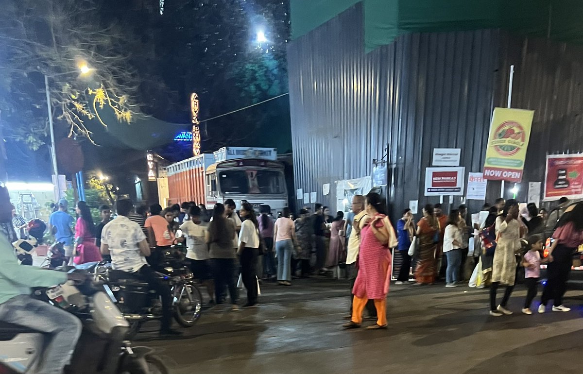 Do not worry this is not a riot, this is crowd at illegal food stalls that have come back at Matunga Market. All that action against illegal food stalls was only a farce by @mybmcWardFN @mybmc @IqbalSinghChah2 @AshwiniBhide @diptivsingh @mumbaimatterz @NikhilCDesai1 @WadalaForum