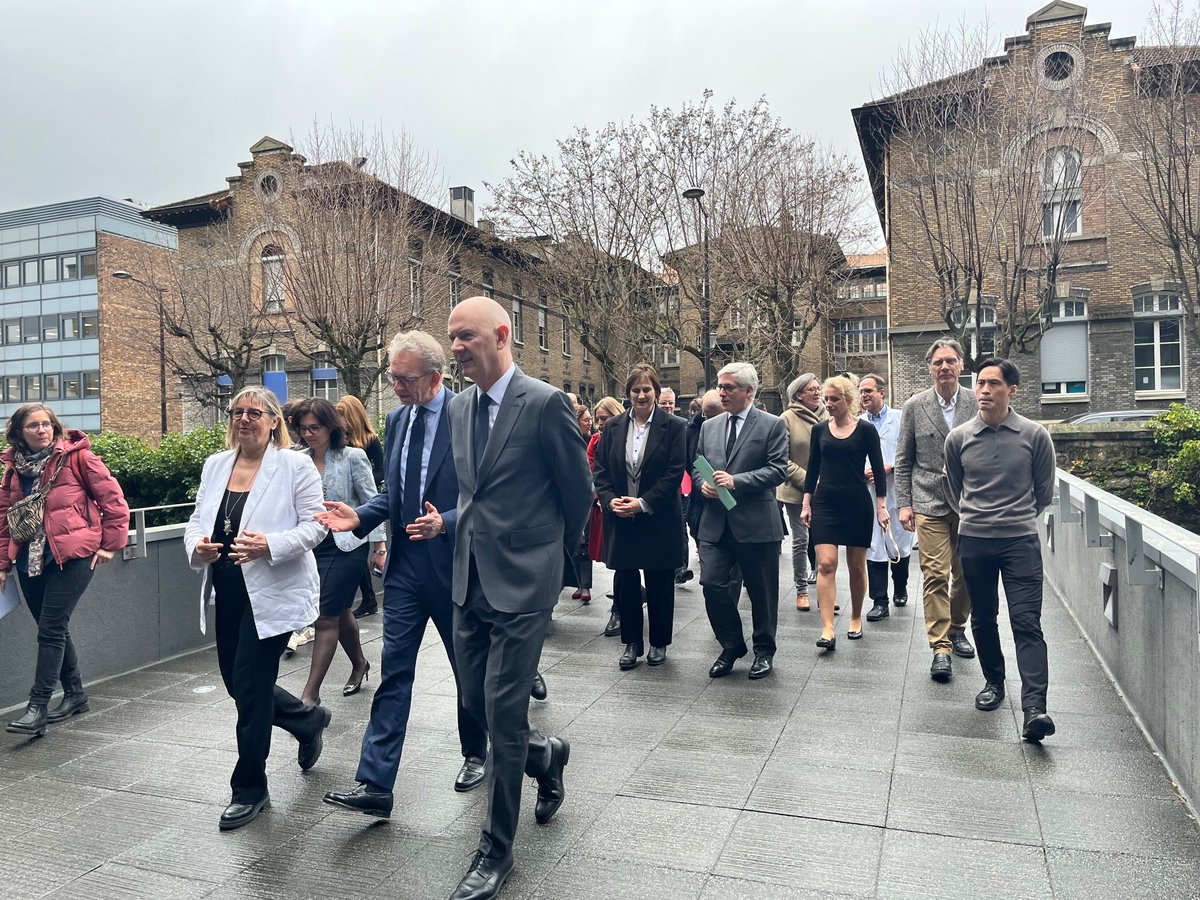 Sorbonne_Univ_'s tweet photo. 🧠 Dans le cadre de la Semaine du Cerveau, le doyen de la @FaculteSanteSU, Bruno Riou, et le directeur général de l'ICM, Alexis Brice, ont accueilli la ministre @sretailleau à l’@InstitutCerveau, fleuron international de la recherche en neurosciences ! #SDC2024 https://t.co/DWhR0dMQBM