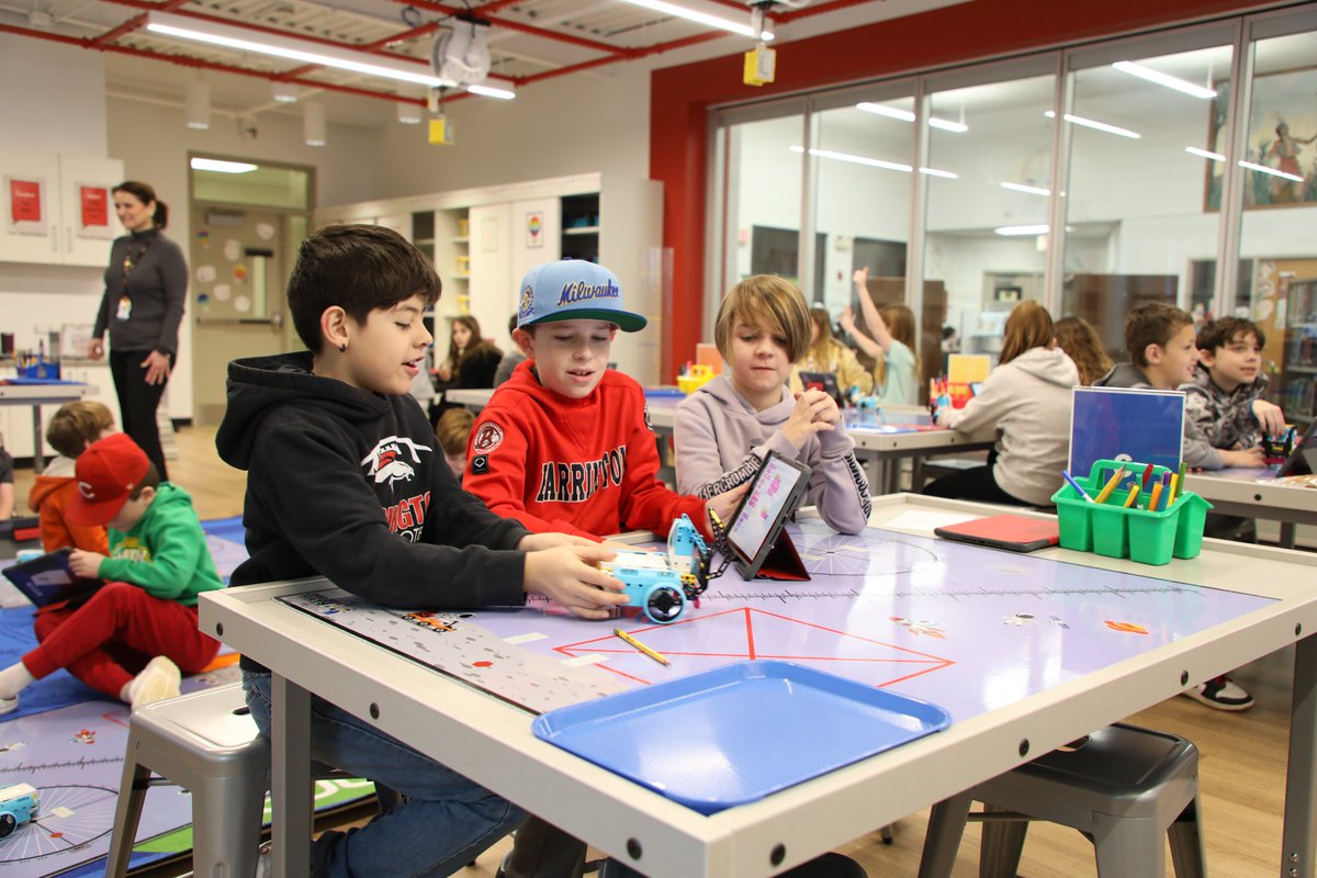 This month marks 4 yrs since our community came together to support a $147 million referendum to improve educational spaces. All Barrington 220 elementary schools now have a dedicated STEM lab! #Build220 🛠️🚧

Learn more about our elementary STEM program: barrington220.org/departments/te…