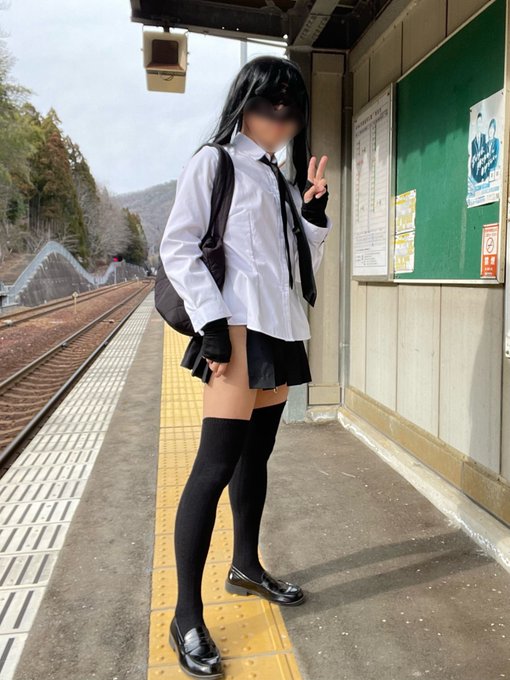 気づいてる人も居ると思うけどこのスカートは左右にスリットが入ってる様に見えます。  撮影場所は分かっても書かないでね。 https://t.co/sg6r4hLjRs<a href="/tag/%E3%83%91%E3%83%B3%E3%83%84%E3%81%AE%E6%97%A5"class="tags"><span>#パンツの日</span></a>