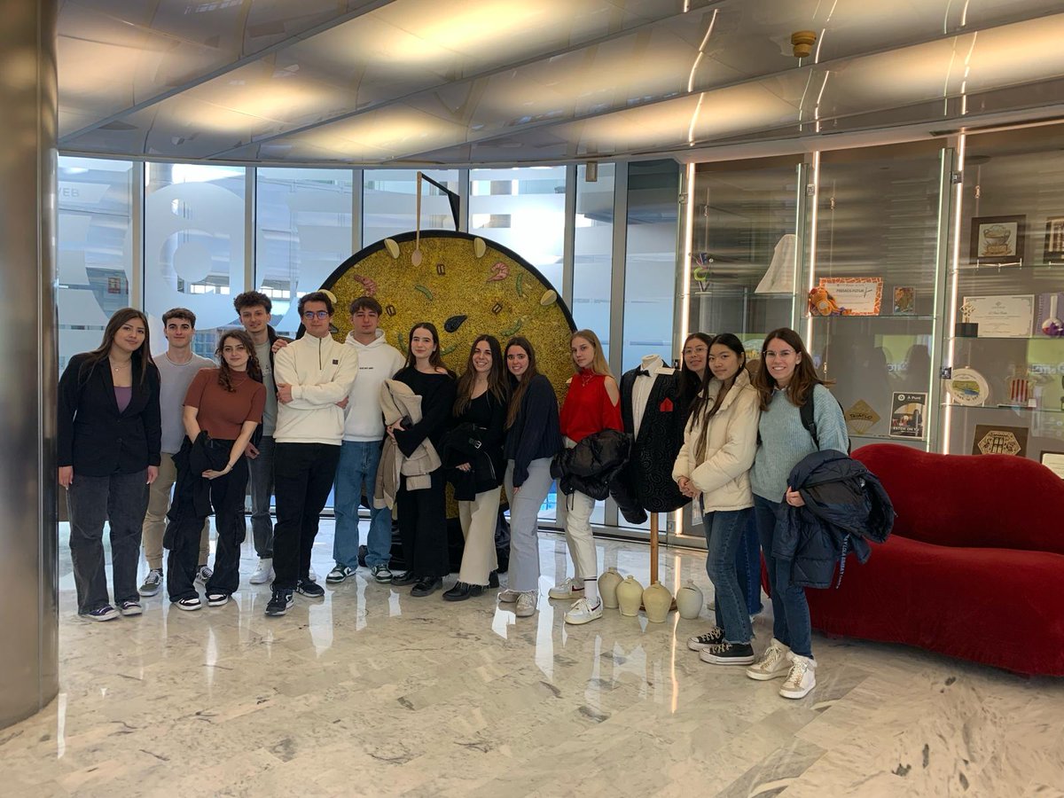 sjcalasanzvlc's tweet photo. Els alumnes de C.Audiovisual de 2n Batx hem fet una visita molt interessant a les instal.lacions d' @apunt_media Allí hem conegut de primera mà el funcionament de la radiotelevisió autonòmica visitant platós🎥, realització, estudis de ràdio🎙️, redacció, maquillatge i vestuari👗. https://t.co/tm3Sacwr4m