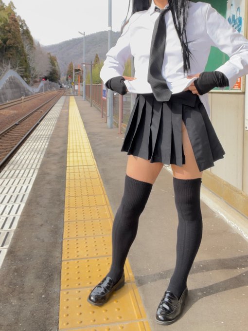気づいてる人も居ると思うけどこのスカートは左右にスリットが入ってる様に見えます。  撮影場所は分かっても書かないでね。 https://t.co/sg6r4hLjRs<a href="/tag/%E3%83%91%E3%83%B3%E3%83%84%E3%81%AE%E6%97%A5"class="tags"><span>#パンツの日</span></a>