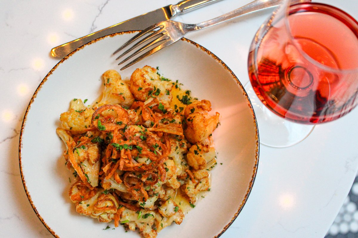Sometimes all you need is a light bite 😋 Stop by and enjoy some Buffalo Marinated Cauliflower with a glass of crisp rosé 🥂

#rivernorthbistro #rivernorthchicago #chicagorestaurants #chicagofood #buffalocauliflower #rivernorth #wine