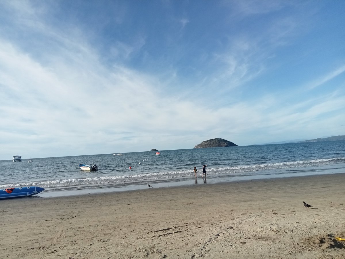 Mientras estuve en la playa (una disculpa por haber desaparecido en lo que fue el cambio de residencia y pues el viaje de familia) me relaje me lleno el mar de energía y estoy listo para lo bonito y regresar a los Stream