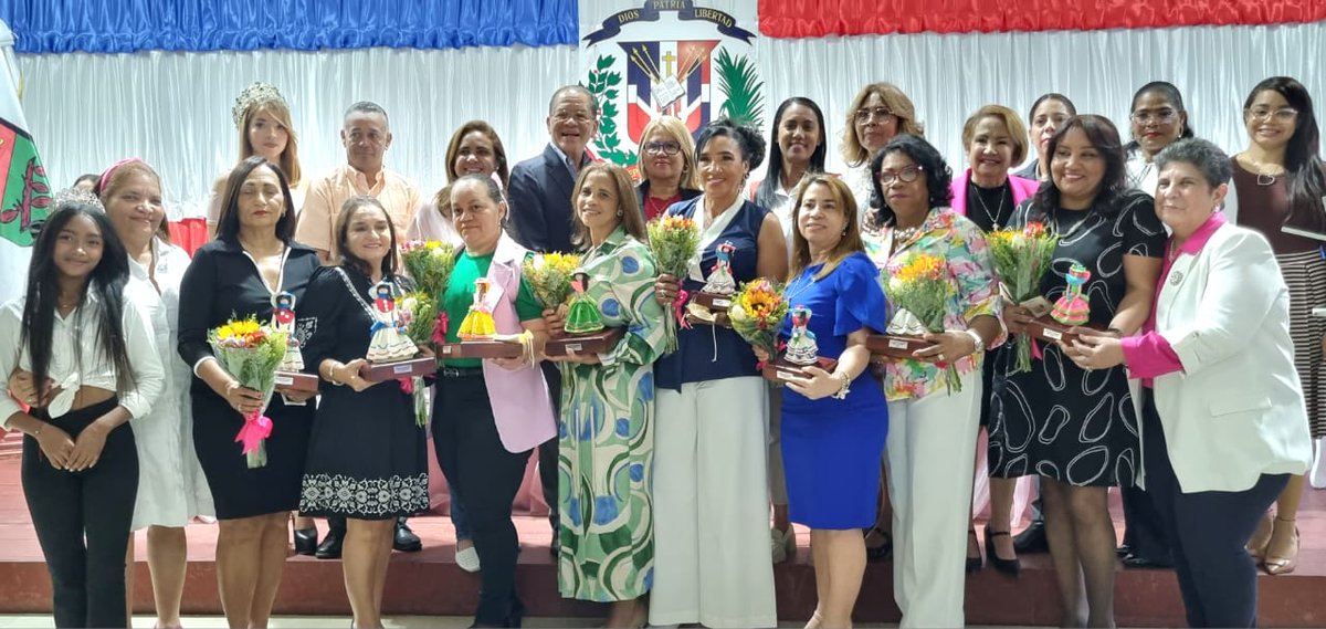 AlcaldiaSFMrd's tweet photo. Ayuntamiento SFM rinde homenaje a 11 mujeres por trayectoria de servicio https://t.co/rbxwUDlKgF https://t.co/XfEsopQU8m