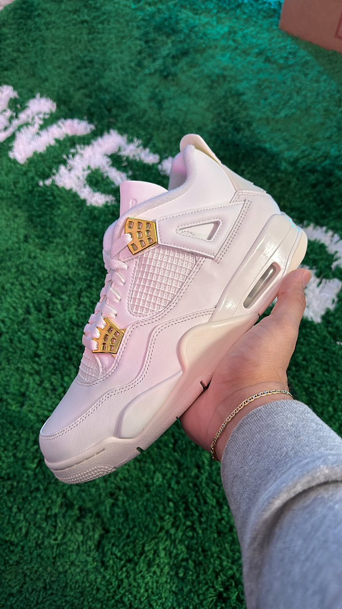 torresjavier6's tweet image. AJ4 METALLIC GOLD AVAILABLE 8W-12W DM ME #aj4 #retro4 #metallicgold #sneakers #jsnkrzs