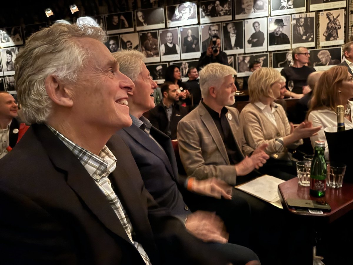 Great night at the jazz club Redutta in Prague celebrating with President @BillClinton and @prezidentpavel the 25th anniversary of the Czech Republic’s admission into @NATO. 🇺🇸🇨🇿
