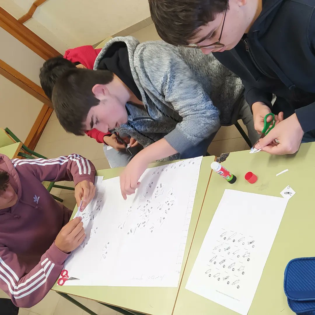 a_b_y_m's tweet photo. Árbol filogenético de los carcolejos 🥳Aquí tenemos a 4°ESO peleándose por ordenar la historia filogenética de los "carcolejos" gracias a tres registros fósiles 🐚🐌 Para ser su primera vez como paleontólogos lo han hecho genial 😉
#consaburumatopedesteam #consaburum #filogenia https://t.co/v8yLfuyCW3