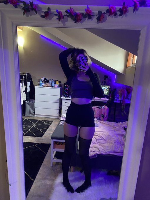 THIGHS, sry for not being active i still love yall im also live on twitchie xoxo https://t.co/veu17R