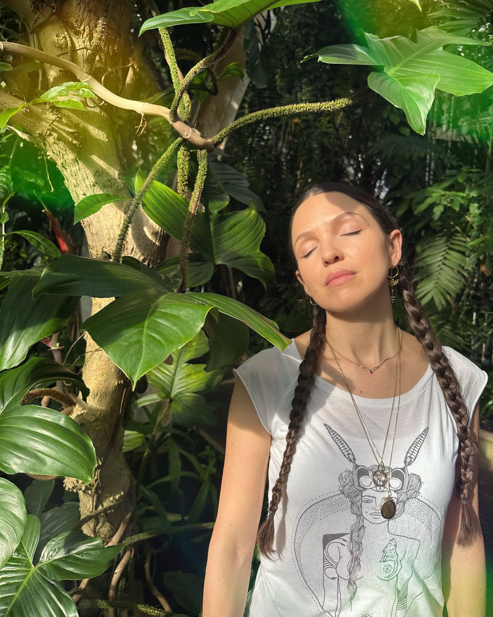 ArubaRed's tweet image. 🌿 Bamboo &amp;amp; organic cotton ‘Wild Woman Tee’ available now in women’s, men’s &amp;amp; unisex styles.
 
A gorgeously soft tee featuring specially commissioned artwork by Brazilian artist Ododua Aum.

Continental Clothing are proud members of Fair Wear.

Order here: arubaredtreasured.com/products/women…