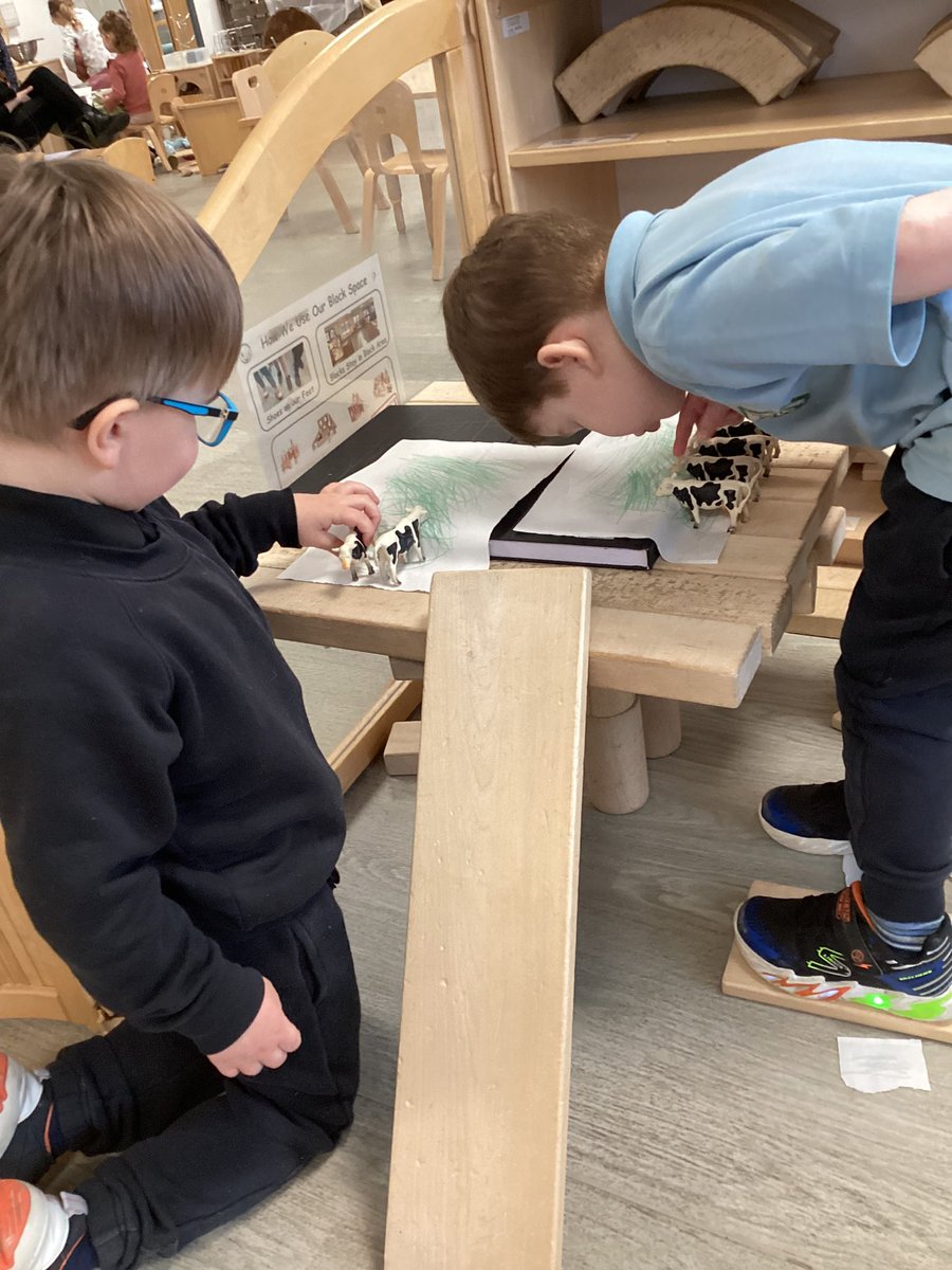 inchlairELCC's tweet image. Today L and H made a restaurant for the cows they even made sure they had plenty of grass to eat #unityandconnectedness #symbolicrepresentation #farmlife