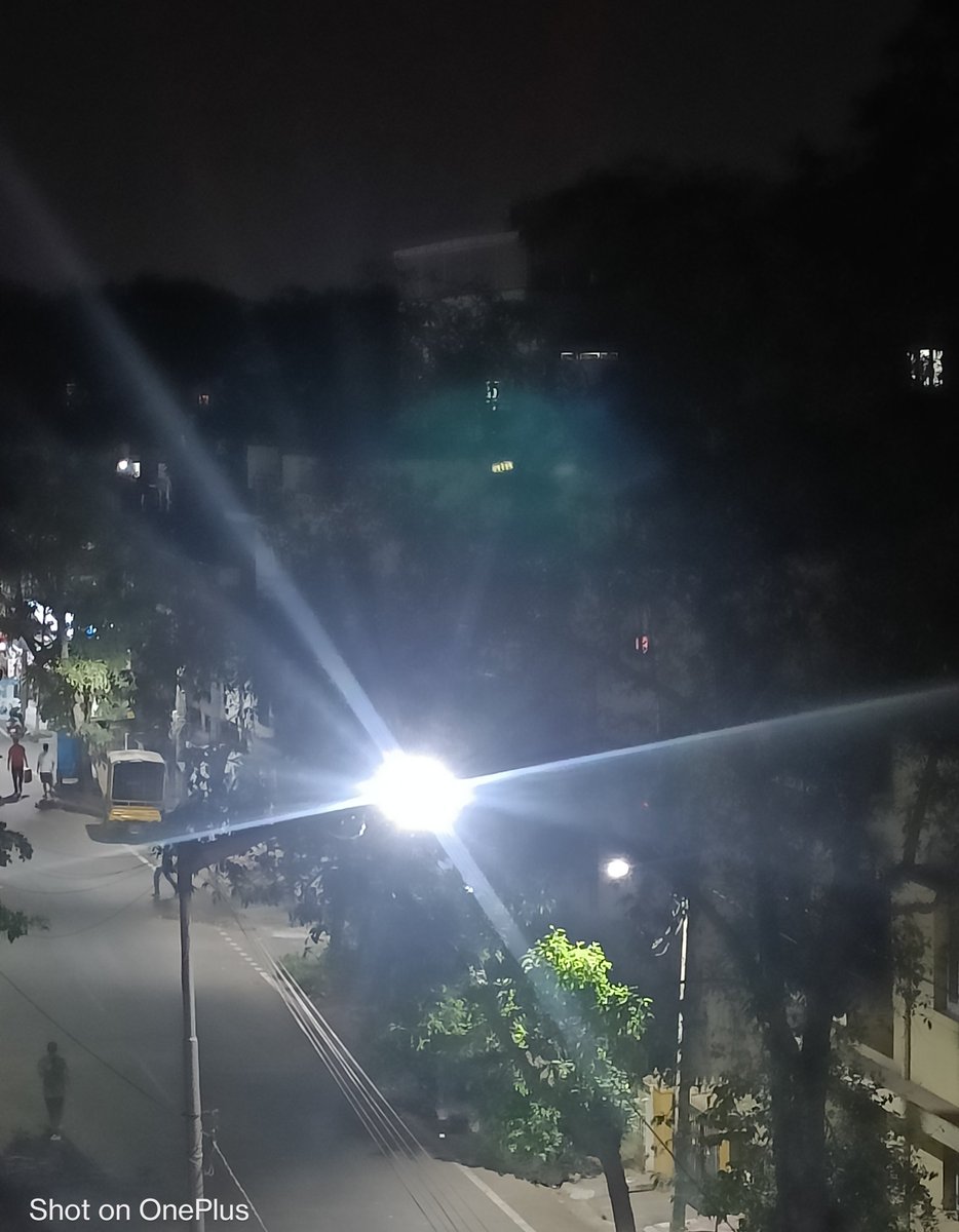 me_petrichor's tweet image. ಇರುಳ ಸರಿಸಿ ಜಗವ ನೋಡು
ಬೆಳಕಿನೆಡೆಗೆ ಸೆಳೆದಿದೆ !!
ಕಂಡ ಹೊಳಪು ಮತ್ತೆ ಏಕೋ 
ನನ್ನ ಮನವ ತಣಿಸಿದೆ !!

#RandomScribbles