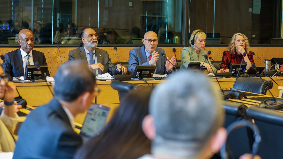 Generative AI can either be used to violate or promote our rights. It's up to Govts &amp; companies.

Great to discuss w/ High-Level AI Advisory Body how we can reap AI's benefits &amp; avoid harm.

The path forward must ensure the use &amp; governance of #GenAI complies w/ human rights law.