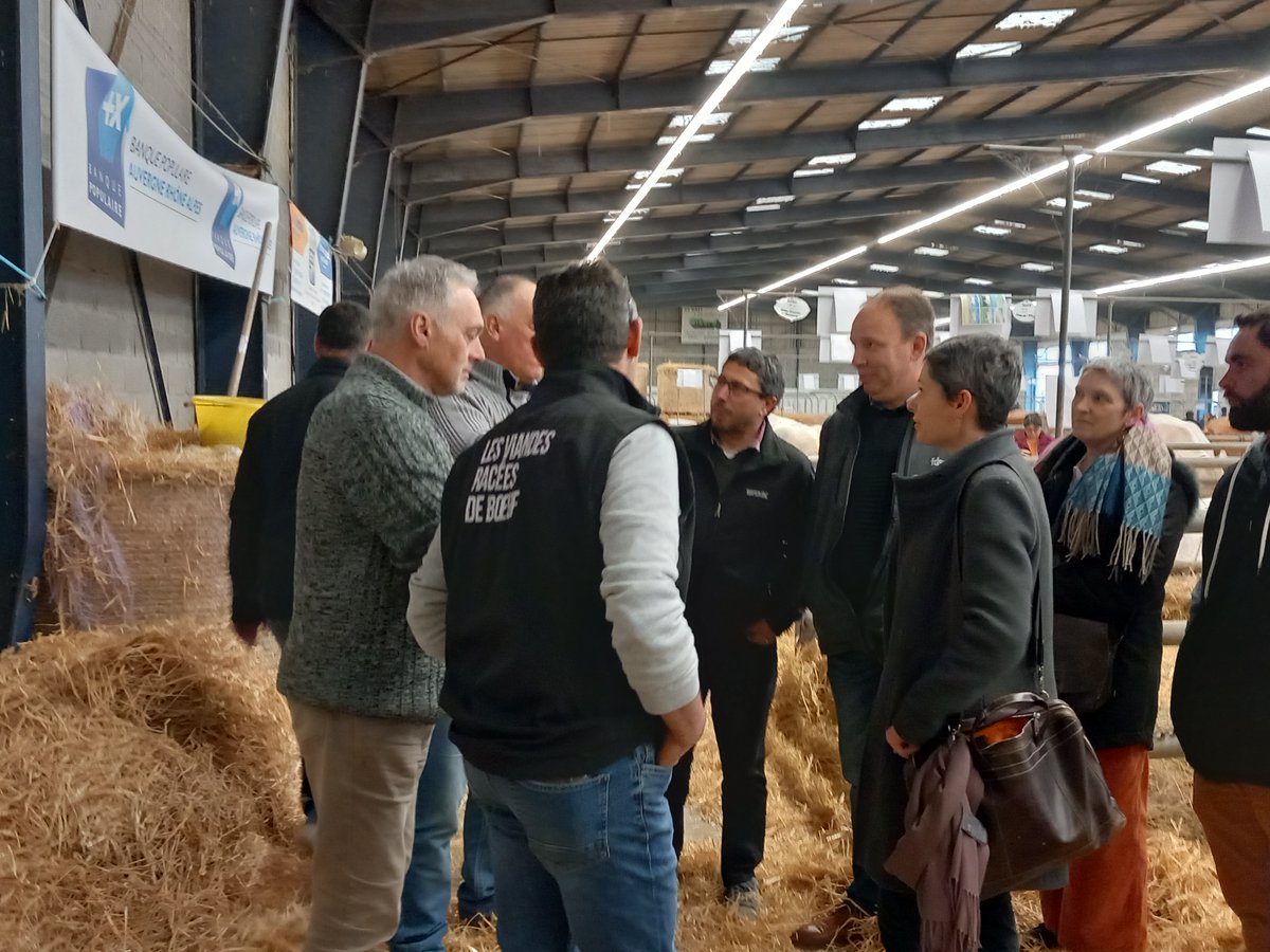 Prefet23's tweet photo. Hélène BURGAUD-TOCCHET #DDT23 a représenté la #Préfète23 à la 52e foire concours pour animaux de boucherie haute qualité de Boussac.
La visite a permis de découvrir les animaux d'excellence du département et a été l'occasion d'échanger avec les éleveurs et représentants agricoles https://t.co/d7XvJjJeVI