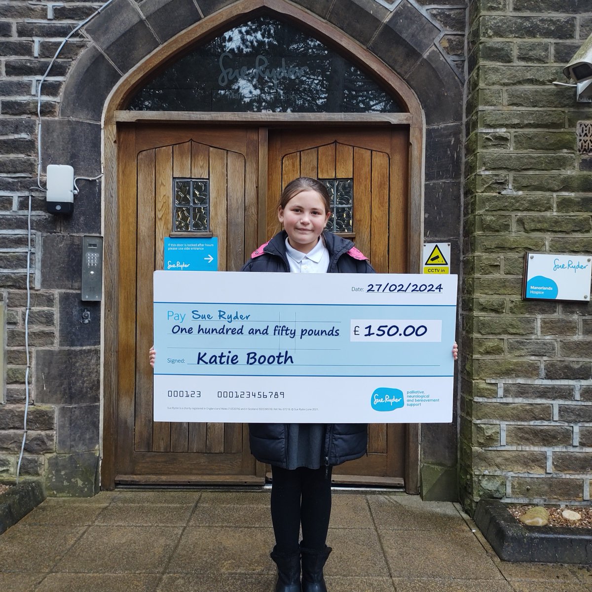 Thank you to 11-year-old superstar Katie Booth, who visited our hospice to donate £150 she raised by selling her handmade bracelets. She says, “I wanted to raise money for you as you help people every day and Manorlands is close to our hearts.”
