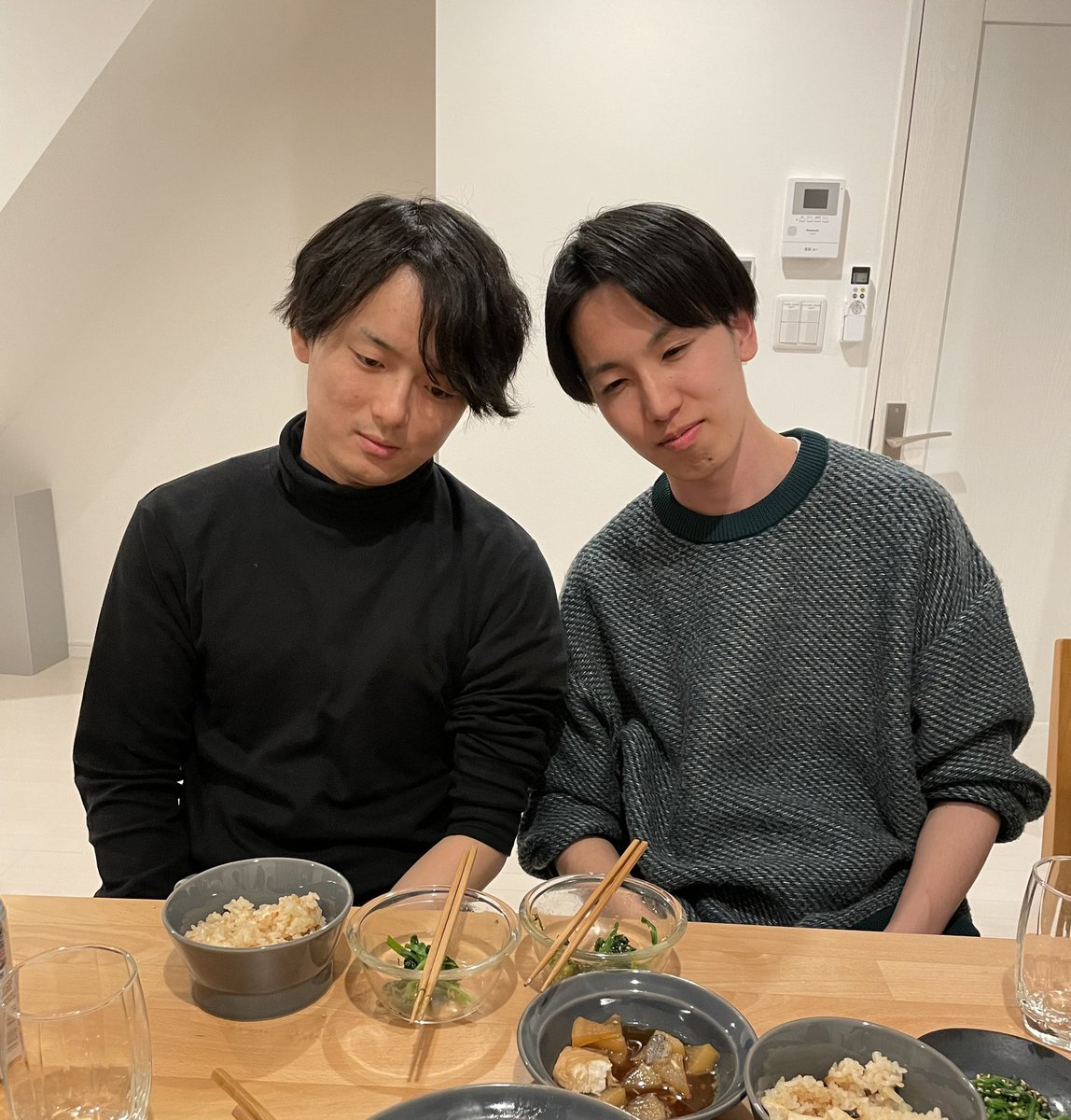 itsuitsu_jpact's tweet photo. 料理バトル🔥

---  ！！結果発表！！　---

🏆WINNER🏆

チーム盛り付け
    マナフィ × シャトル

— 総評 (タム × マロ) —
両チームとも想像をはるかに超える出来栄えで大変おいしくいただきました😋
とりわけ、ぶり大根がうますぎました！ https://t.co/xoY3lKF2ti