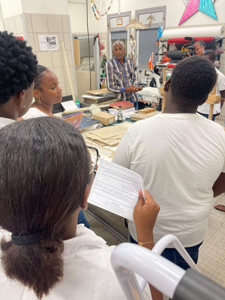 Dans le cadre du projet « escalier de la liberté » des élèves de 3ème sont allés visiter les archives départementales. Le but ? Faire des recherches pour alimenter l’écriture d’un scénario d’un film autour de « l’escalier de l’Intendance » qui est dans le collège. <a href="/acmartinique/">Académie de Martinique</a>