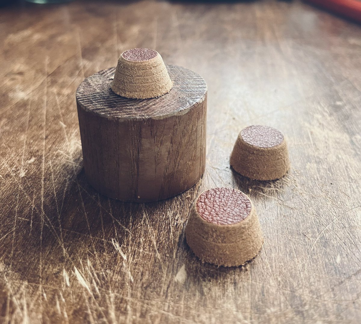 filmi226's tweet photo. 【レザーフラワー制作中】

革で作った小さなバラのような花
の土台部分

革を重ねて
ひたすら削って磨いてを繰り返します。 https://t.co/Ykd8rtMp3z