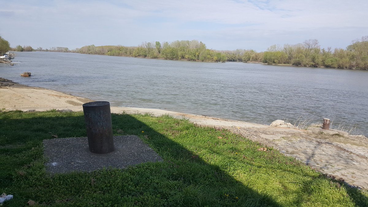 Ljube_66's tweet photo. Titel, 18. 03. 2024. 
#titel #mart #march #titelskibreg #reka #river #tisa #begej #banat #priroda #nature #zima #winter #panorama #backa #vojvodina #srbija #serbia #photography #art #photo #naturephotography #fotografija #umetnost #oblaci #clouds #usce #kalvarija #obala #plaza https://t.co/YB2F5HlYZ8