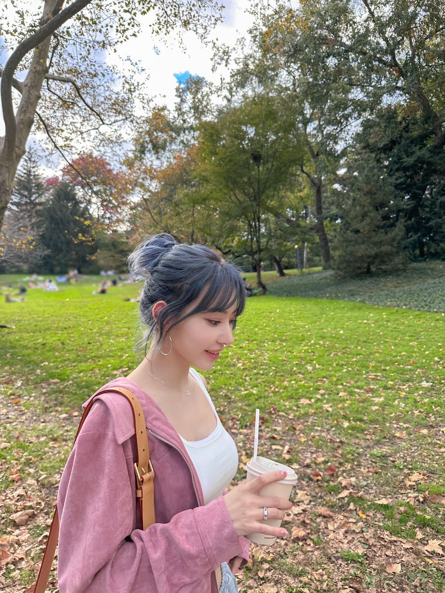 IM_LESSERAFIM's tweet photo. 우리팀의 벚꽃 꾸라언니 생일 축하해요 🌸 💗 
#LE_SSERAFIM #르세라핌
#KAZUHA #카즈하 https://t.co/aaa9WPdTcn