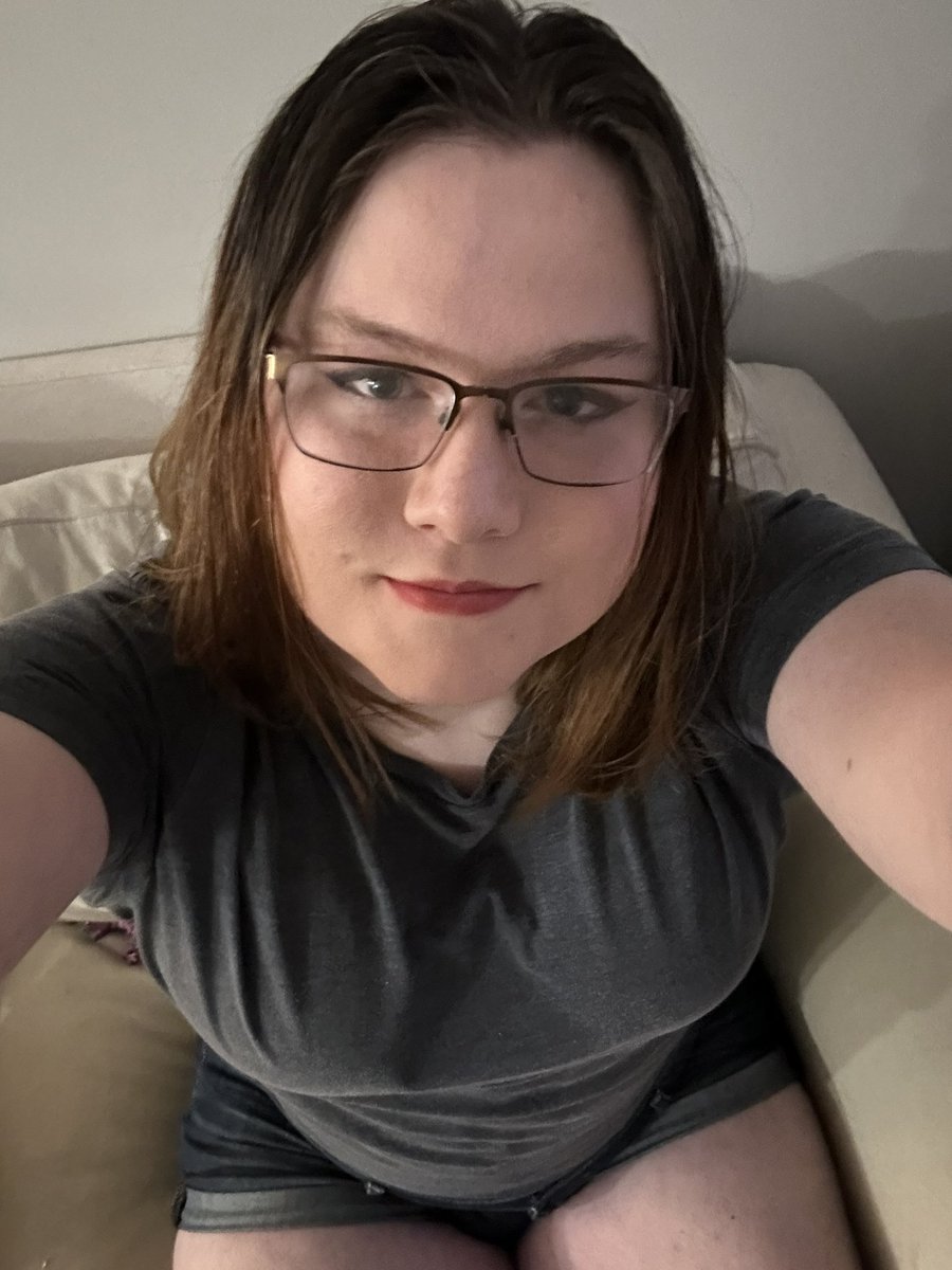 TheBestBabyLucy's tweet photo. Hey guys! Just chilling at home today. https://t.co/vRGWHewjw3