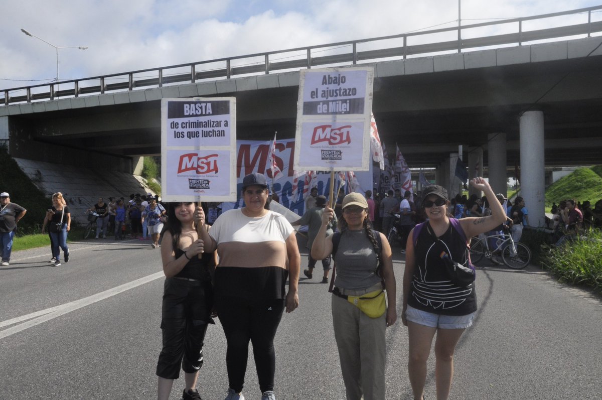 jime_sosaa's tweet photo. Piquetazo Nacional, en Rosario y en todo el país ¡Basta de ollas vacías en los barrios! Tres meses de gobierno, una política cotidiana de ajuste brutal a los que menos tienen, con represión cuando se sale protestar en las calles. 
El Hambre no Espera! https://t.co/CV2tJHjRpa