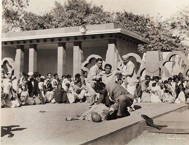 thepatriotsasia's tweet photo. Korang kenal Mahatma Gandhi? Yep, orang yang memerdekakan negara tu. Beliau dibunuh oleh seorang pelampau agama Hindu pada 1948. Inilah bahayanya ideologi Fasis.

Terlalu kanan menjadi Fasis.
Terlalu kiri menjadi Komunis. https://t.co/zrJSrDCLuD