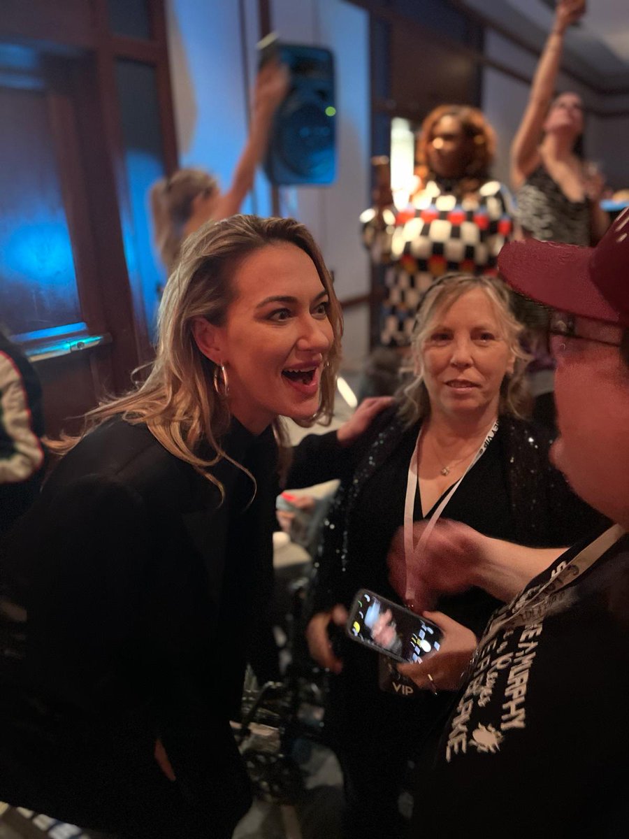 conageddon's tweet image. Thank you everyone for making #Con4 an absolutely phenomenal event! It would not be possible without each one of you, the fans, and your constant love and support of us, the cast, the show, and each other.  Everyone travel safe back home!

May We Meet Again