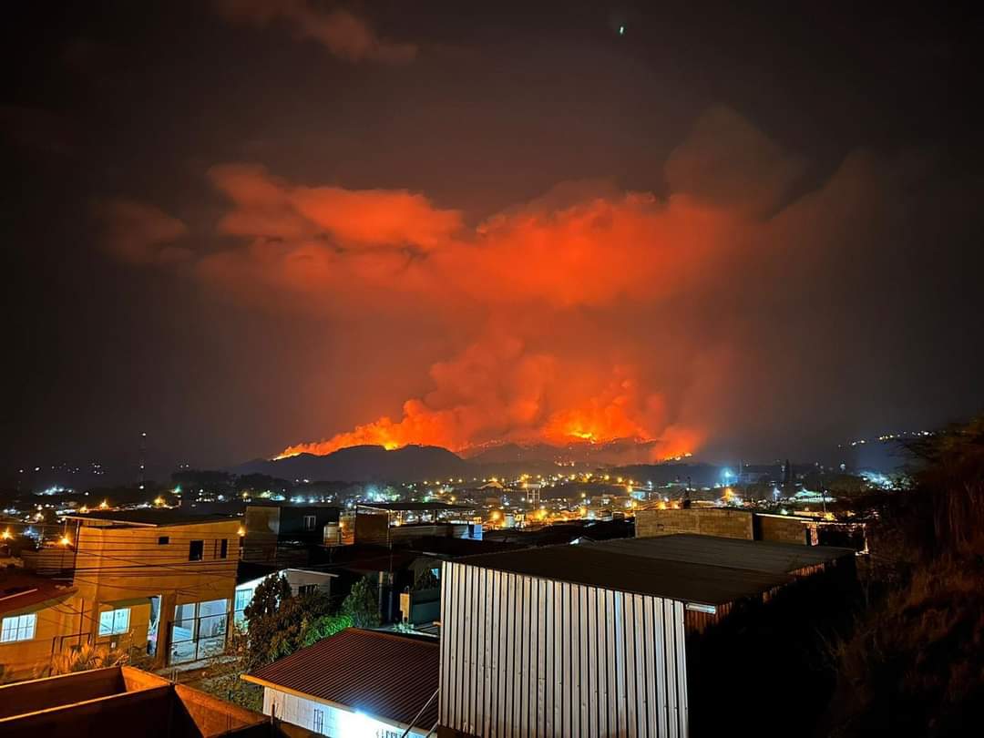 Lamentablemente! El corazón de Tegucigalpa arde en llamas mientras un voraz incendio consume La Tigra,😪 pintando el cielo de un doloroso color rojo 💔