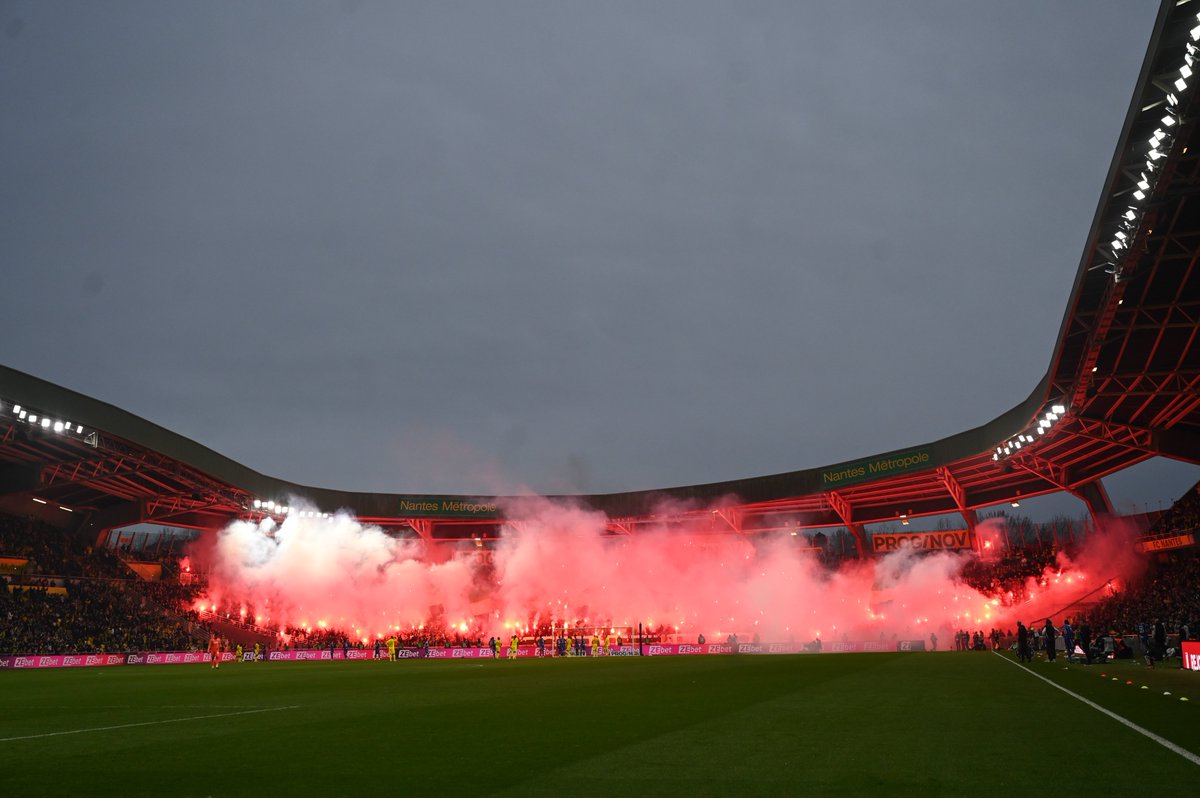 ActuFoot_'s tweet photo. 🚨 281 fumigènes ont été craqués par les supporters nantais à la Beaujoire face à Strasbourg samedi ! 🤯💥🏟

Le FC Nantes va devoir payer une amende de 1500€ par fumigène soit... 421 500€ d'amende au total. 😨

(@OuestFrance) https://t.co/8R69qW1Jbs