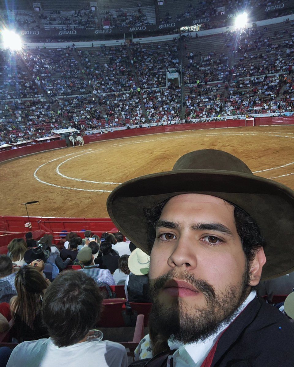 HisVictorAL's tweet photo. Ayer en el rejoneo de la plaza méxico https://t.co/cgkdIvALYc
