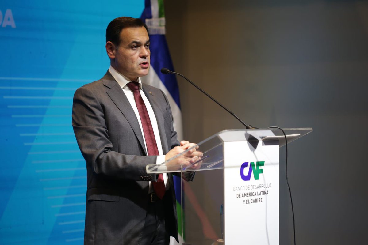 AgendaCAF's tweet photo. "Este evento representa uno de los desafíos más importantes, no solo en el ejercicio de gobierno de @SantiPenap, sino en la propuesta de integración necesaria a nivel regional", señala @rramirezlezcano, canciller de Paraguay 🇵🇾, durante el cierre del foro Infraestructura para la Integración Regional Sostenible.

Este evento se realizó en Asunción, en nuestra Casa de la Integración, y contamos con el apoyo de @Millicom y  @mreparaguay.

Conoce más detalles: https://t.co/RSr3qzO7CW