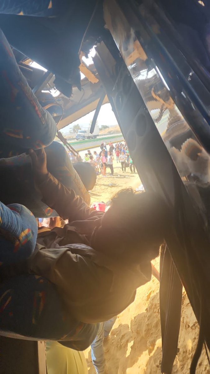 GaboOrtega73's tweet photo. #AlMomento
Volcadura de bus de pasajeros en el km 43 de lla, México Puebla deja 4 muertos y más de 15 lesionados. Servicios de emergencia laboran en el punto.
@PrensaLyO
@CoordinacionDM
@ivanmaciasnews
@JesicaZermeno
@claulacoqueta
@alertasurbanas
@aleanaietzi https://t.co/PBiBt9v2lR